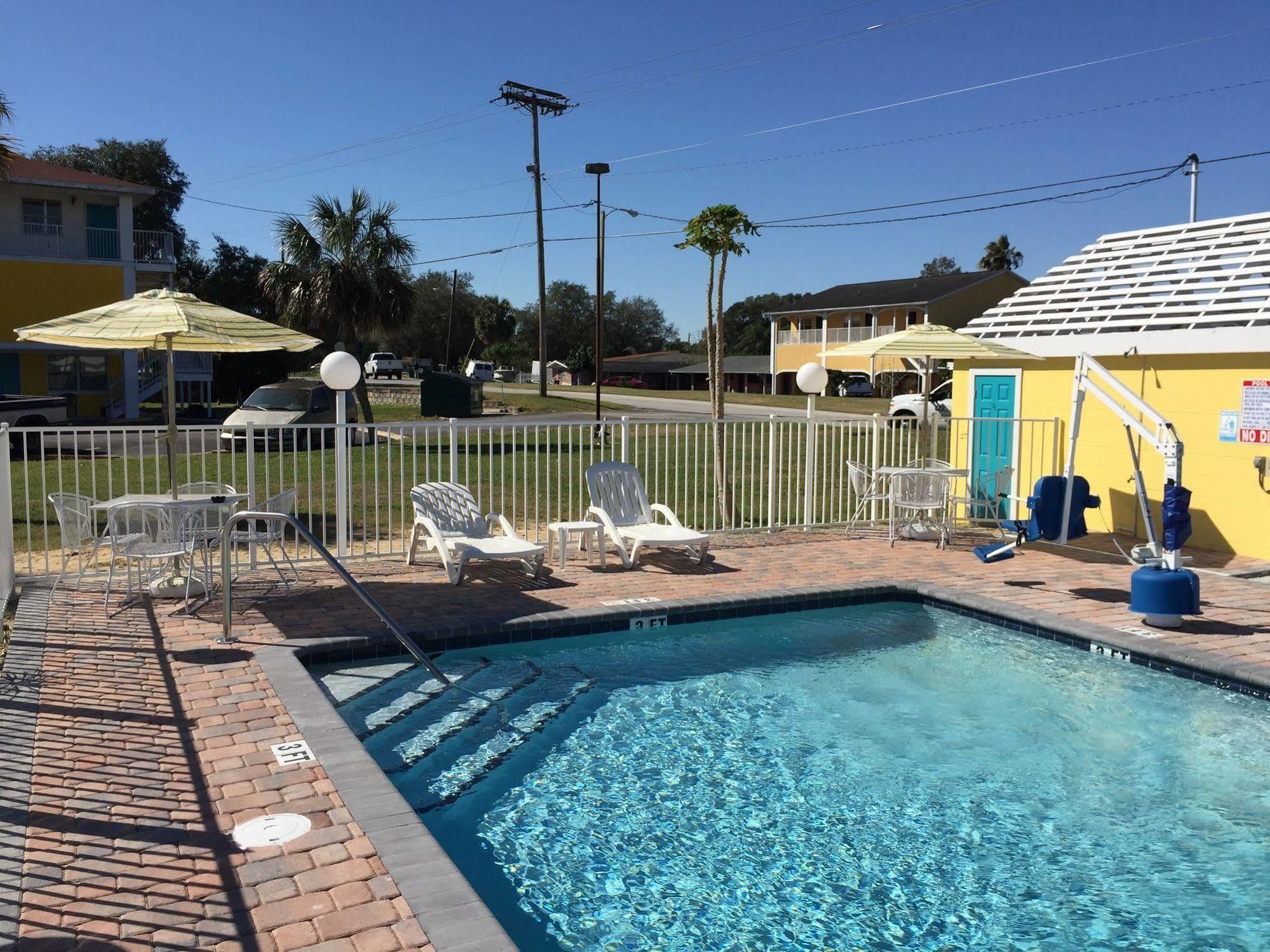 Economy Suites Cypress Gardens Экстерьер фото