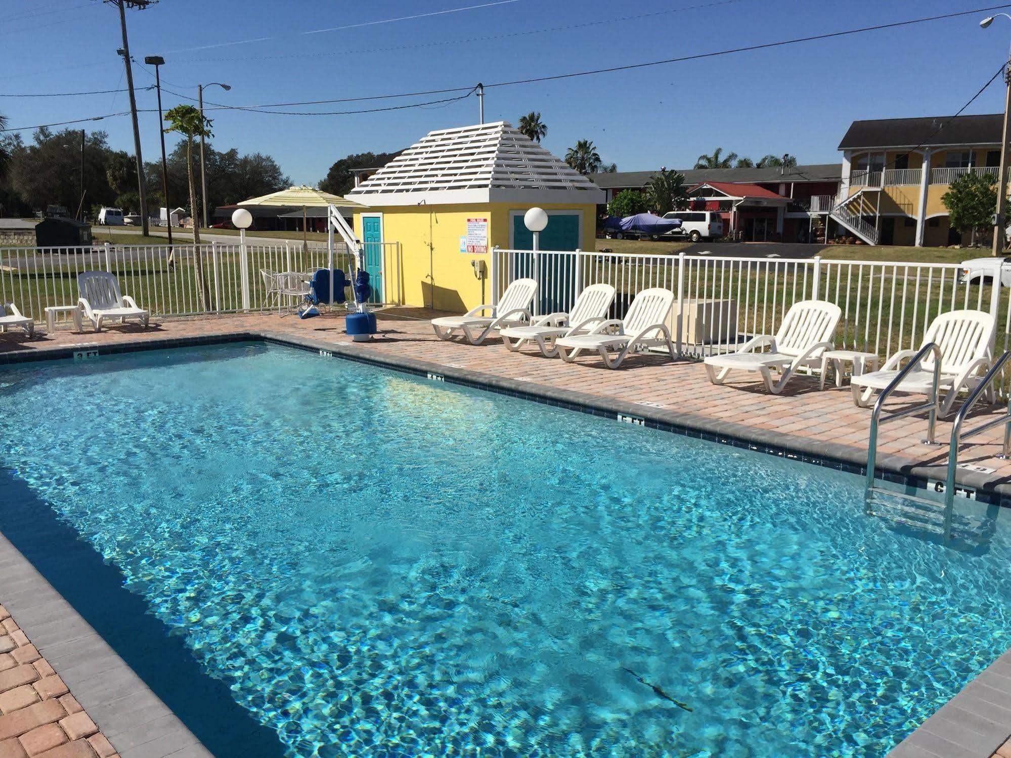 Economy Suites Cypress Gardens Экстерьер фото